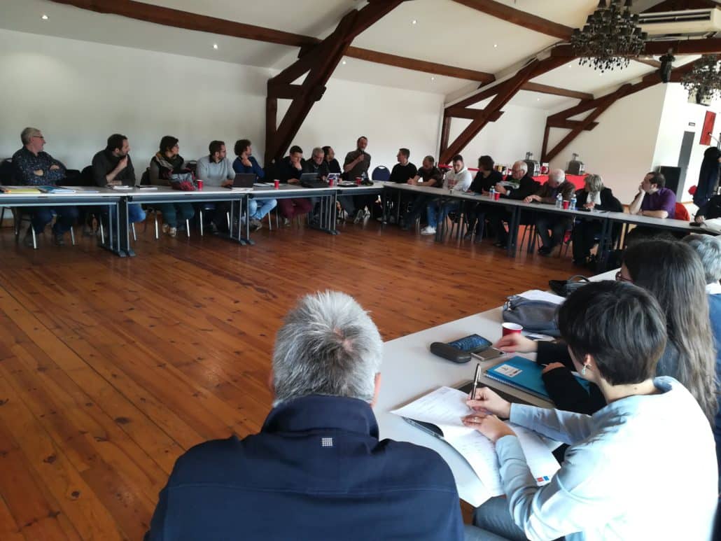 Salle de réunion et discussions lors de l'assemblée générale