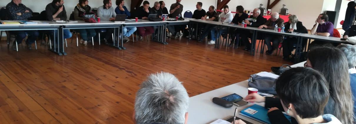 Salle de réunion et discussions lors de l'assemblée générale